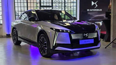 Obraz interiéru DS N°8 - luxusní salon s hi-tech detaily a zpracováním na úrovni haute couture