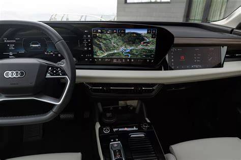 Infografika: Vývoj infotainmentu Audi od kazet po MMI a digitální kokpit