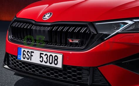 Detail přední masky a světlometů faceliftované Škody Octavia II.