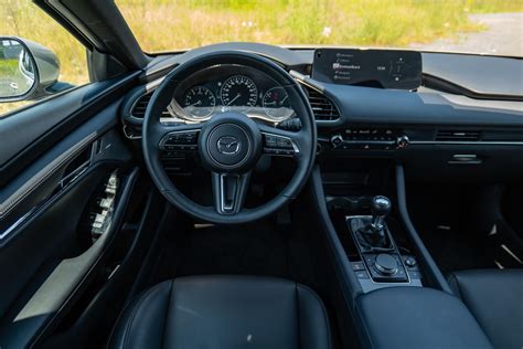 Interiér vozu Mazda 3 s otočným ovladačem