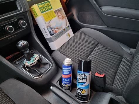 ilustrace použití spreje na dezinfekci klimatizace v autě