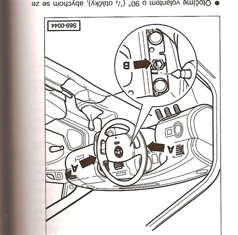 Náčrt demontáže rámečku přístrojové desky a krytu volantu