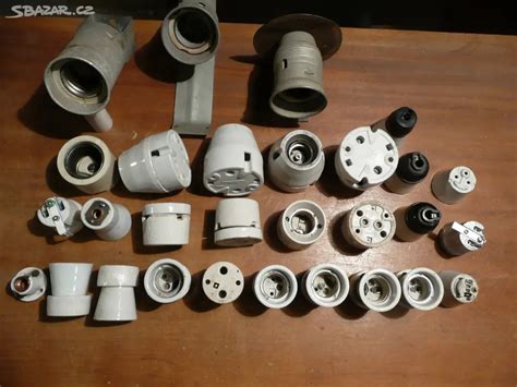 Ukázka žárovky typu T4 a detail přizpůsobení kontaktů