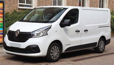 Infografika: Rozdělení verzí Renault Trafic se střední střechou a jejich typické uspořádání míst