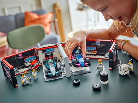 Garáž F1 LEGO City - layout garáže a dílny s pneumatikami