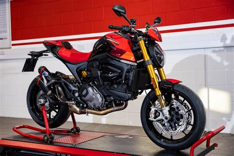 Dva Ducati Monster v bílé barvě s různě barevnými rámy a koly