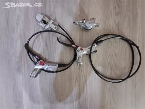 Detail přední vidlice a brzdových třmenů Ducati Monster