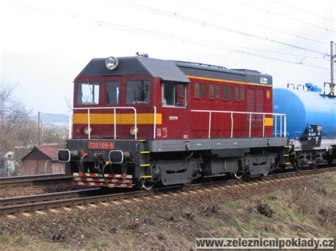 Obraz lokomotivy T 435 „Hektor“ na historickém snímku z Bezdružic, připomínající dědictví parních a dieselových lokomotiv v Československu.