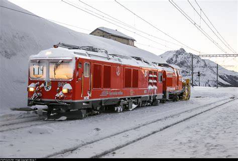 Gem 4/4 801 a 802 na stanici Alp Grüm, ilustrace dvousystémových lokomotiv RhB.