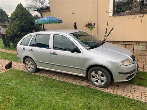 Škoda Fabia s namontovaným střešním nosičem a jízdním kolem