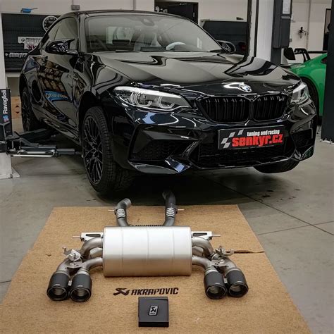 Detail zadní části BMW M2 s difuzorem a koncovkami výfuku
