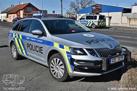Obrázek policejních Škoda Yeti s modrým zábleskovým světlem a polepem