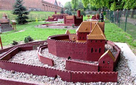 Různorodost hračkářských miniatur a modelů