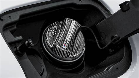 Ilustrační foto palivové nádrže a uzávěrů BMW z různých modelů