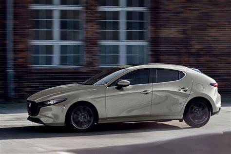 Infografika: Rozdělení motorů Mazda 3 Fastback a jejich parametry