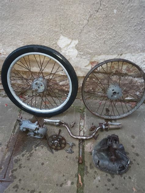 Ilustrační foto motocyklu Stadion s novými pneumatikami