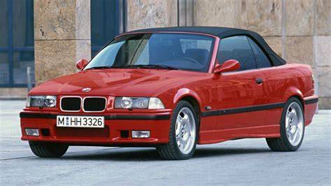 Infografika: Hlavní technické parametry BMW E46 Cabrio (hmotnost, objem motoru, výkon)