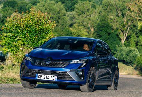 Infografika: Porovnání motorů Clio (TCe 115 vs. E-Tech 160)