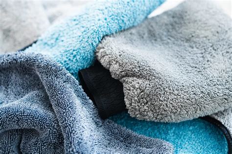 Ukázka použití velkého mikrovláknového sušícího ručníku na autě.