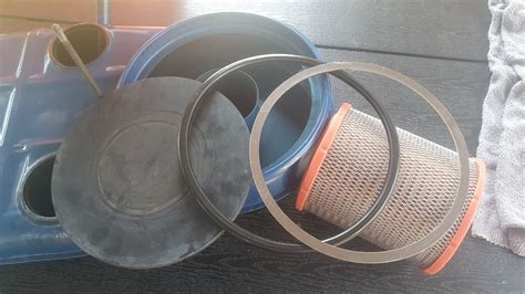 Demontovaný vůz Mitsubishi Carisma, ze kterého jsou získávány náhradní díly.