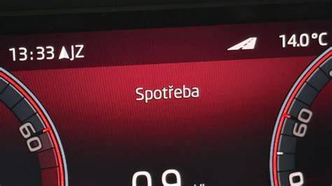 Infografika: Porovnání dojezdu EV na dálnici (130 km/h) a vlivu spotřeby