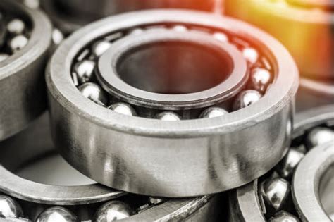Infografika: Struktura převodovky, kde se nacházejí gufera, ložiska a synchrony