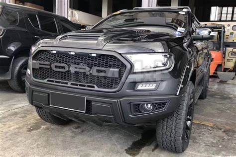 Obrázek ukazuje sadu černých lesklých lemů pro Ford Ranger 2023-2026 a jejich montážní body.