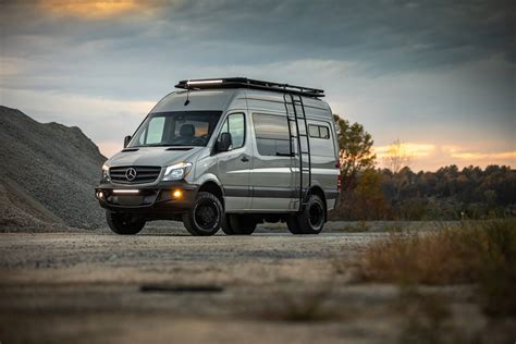 ilustrační foto různých modelů Mercedes-Benz Sprinter