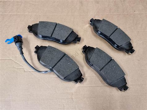 Detailní pohled na přední brzdové destičky s výstražným kontaktem