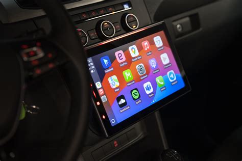 Ilustrační foto moderního autorádia s dotykovým displejem ve voze Ford Focus MK2