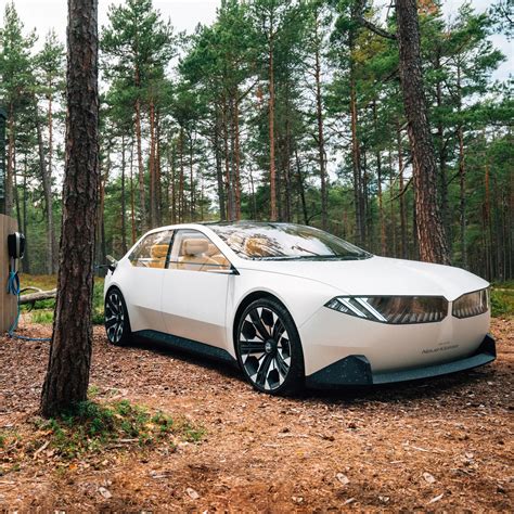 Infografika: Barevná paleta BMW Neue Klasse a rozdíl mezi metalickým a matným lakem