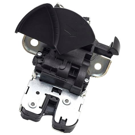 Detail zámku víka zavazadlového prostoru Opel Astra H
