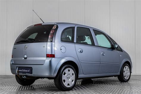 Obrázek schématu postupu demontáže a montáže vodní pumpy Opel Meriva