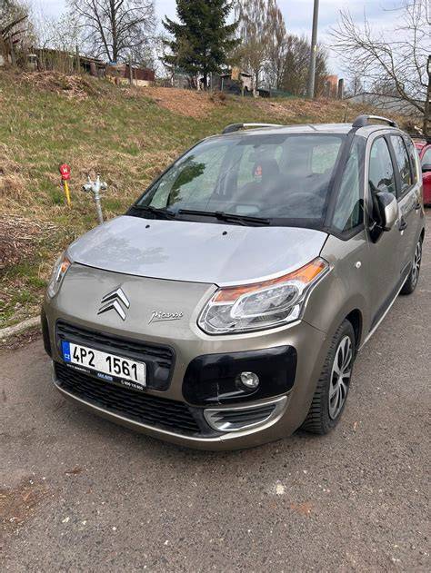kryt_masky_chladice_citroen_c3_ceska_vlajka_front_view