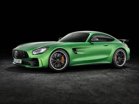 Obalová fotografie srovnání GT-R a AMG GT R