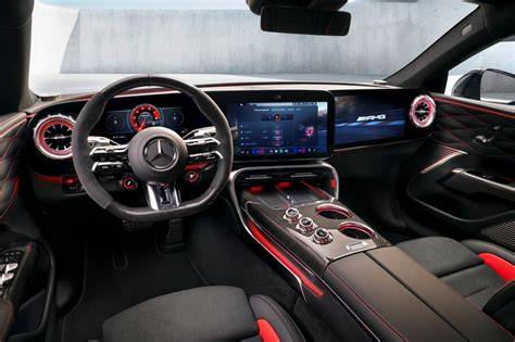 Interiér a kokpit GT-R a AMG GT R v boji