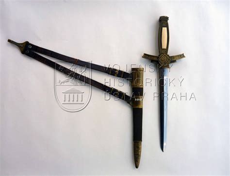 nadporučík letectva ve služebním stejnokroji pro letecké důstojníky a rotmistry