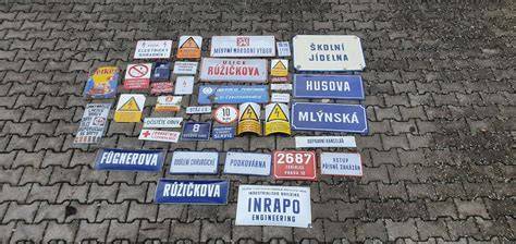 Vintage benzínová pumpa Tokheim a smaltované cedule