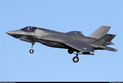 Ilustrace letounu F-35B Lightning II ve službách USMC