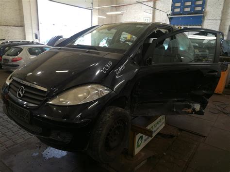 Ilustrační fotografie autovrakoviště s vozy Mercedes-Benz