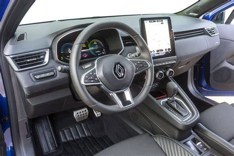 Infografika: Rozdělení dílů Renault Clio podle generací a typů motorů
