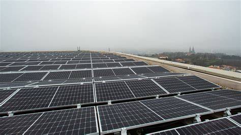 Fotovoltaická elektrárna na střeše budovy - ilustrativní obrázek