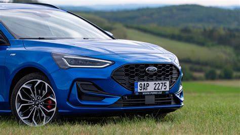 Ford Focus a jeho význam v Rusku; graf ukazující pokles prodejů a produkce
