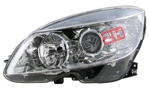 Obrázek srovnání LED denního svícení pro Mercedes C W204: levé vs pravé světlo
