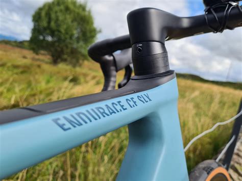 Infografika: Rozdíly mezi Endurace CF SLX, Endurace CFR a Aeroad