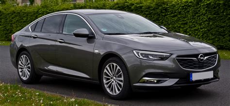 Infografika: Rozpis verzí a výbav Opel Insignia B (Grand Sport, Sports Tourer, Country Tourer)