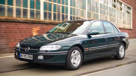 Schéma umístění přední horní rozpěrné tyče na vozidle Opel Omega B