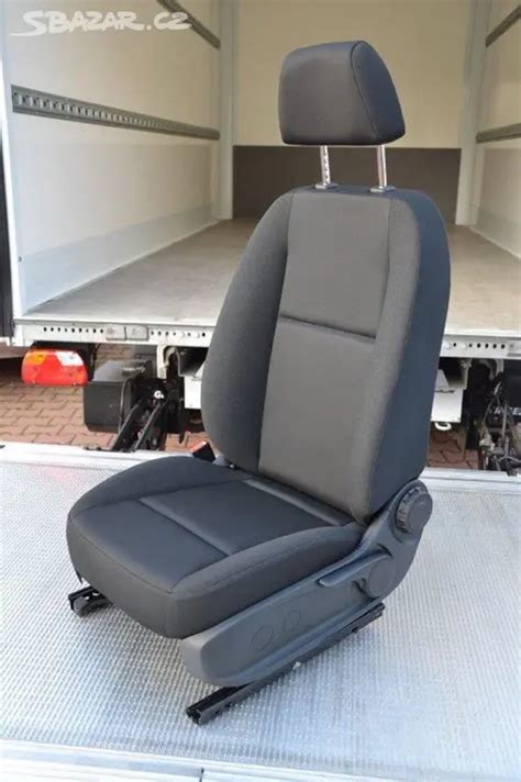 Detail interiéru kokpitu řidiče Mercedes-Benz Sprinter