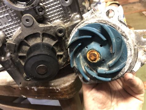 Schéma motorového prostoru s vyznačením klíčových komponentů, jako je vodní pumpa a rozvody.