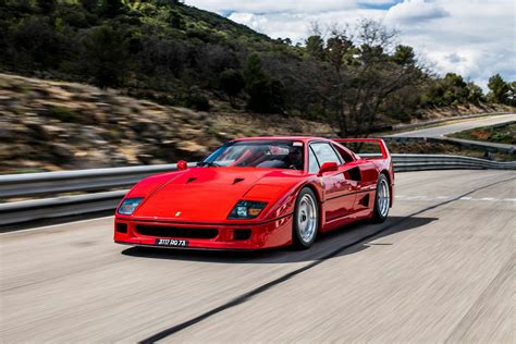 Zadní pohled na Ferrari F40 s ikonickým křídlem